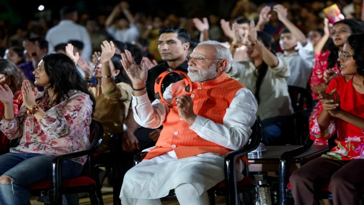 Bhajan Clubbing: दिल्ली में भजन क्लबिंग में पहुंचे PM नरेंद्र मोदी, दर्शकों के बीच बैठकर बजाई डफली