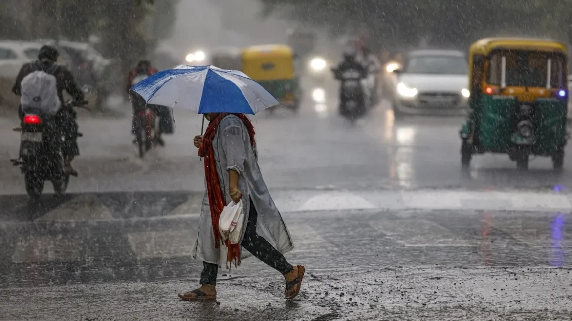 मौसम का बदला मिजाज: दिल्ली-UP समेत कई राज्यों में बारिश, आंधी और बिजली का अलर्ट