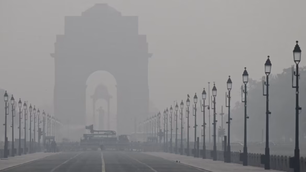 दिल्ली की जहरीली हवा से फेफड़ों के कैंसर का खतरा? AQI 157 और PM2.5 पर नई चिंता