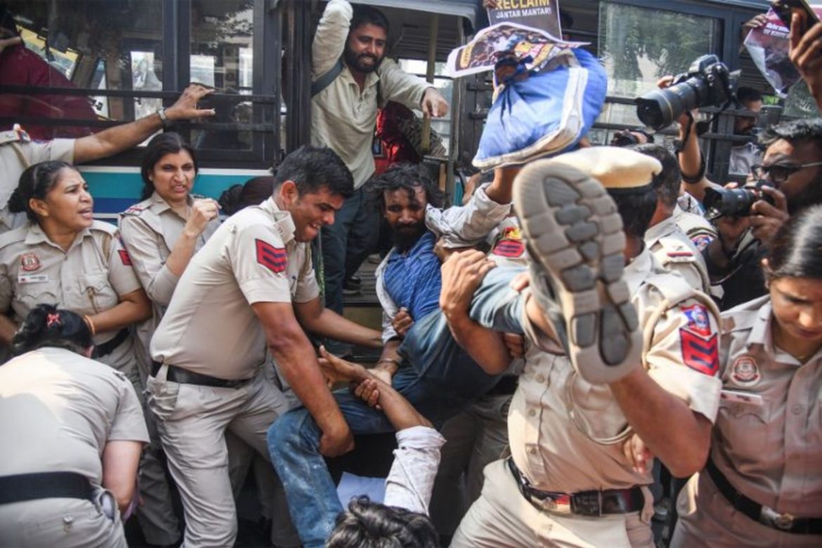 दिल्ली पुलिस का सुप्रीम कोर्ट में हलफनामा, कहा- मेट्रो प्रतिबंध हटाए, इंटरनेट पूरी तरह बंद नहीं किया