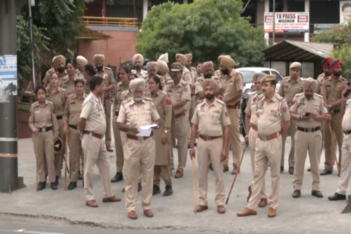 पंजाब बंद के दौरान अमृतसर में भारी पुलिस बल तैनात, नशा विरोधी कार्यकर्ता परमिंदर सिंह झोटा की हत्या पर प्रदर्शन