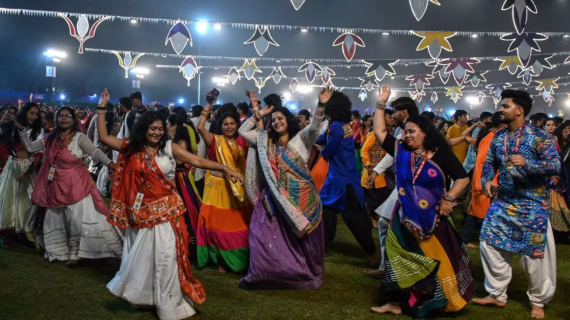 नवरात्रि में गरबा करते समय क्यों तेज धड़कता है दिल? जानें कब सामान्य है हार्टबीट और कब हो जाएं सतर्क