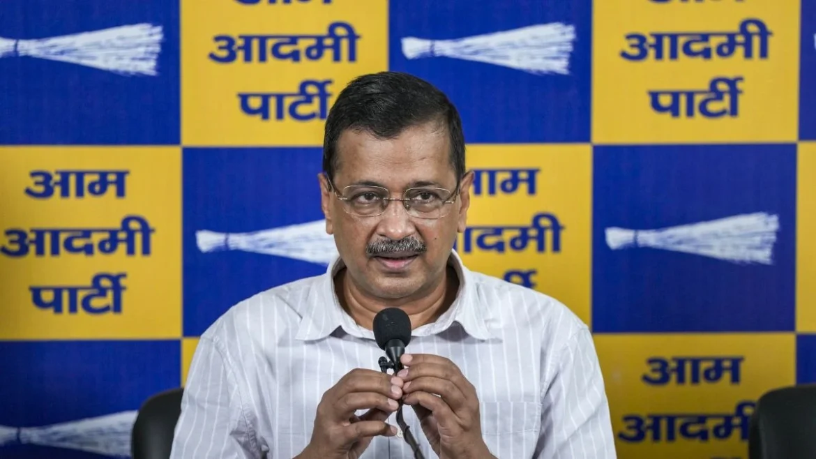 अरविंद केजरीवाल का पीएम मोदी से सवाल, अपने ही देश में तिरंगा लहराना क्या अपराध है?