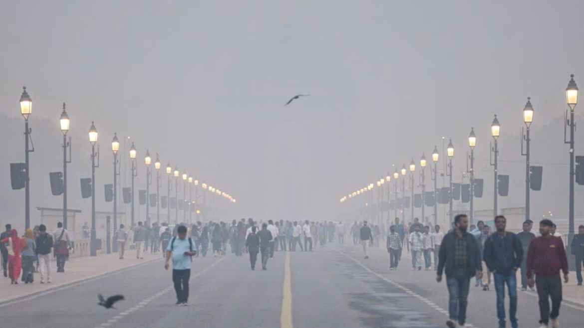 दिल्ली में दिवाली से पहले ही बढ़ा प्रदूषण, आनंद विहार का AQI 268 और विवेक विहार में 272 दर्ज