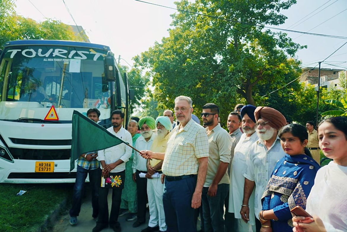 Punjab Tirth Yatra: पटियाला से श्री दरबार साहिब के लिए रवाना हुई तीर्थ यात्रा बस, बलबीर सिंह ने दिखाई हरी झंडी