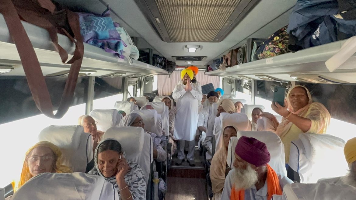 Punjab Tirth Yatra: जंड गांव से बुजुर्ग श्रद्धालुओं की बस रवाना, हरभजन सिंह ने दिखाई हरी झंडी