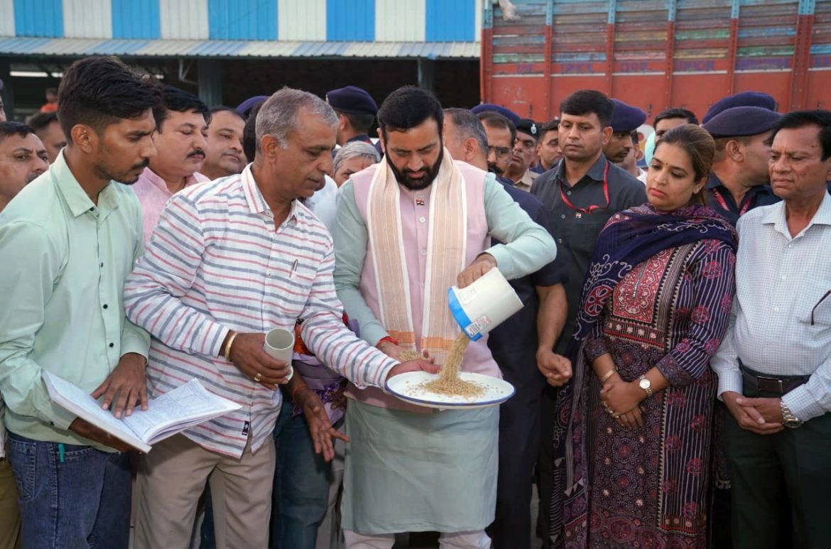 Paddy Procurement: लाडवा मंडी पहुंचे CM नायब सिंह सैनी, मशीन से जांची धान की नमी, किसानों की सुनी समस्याएं