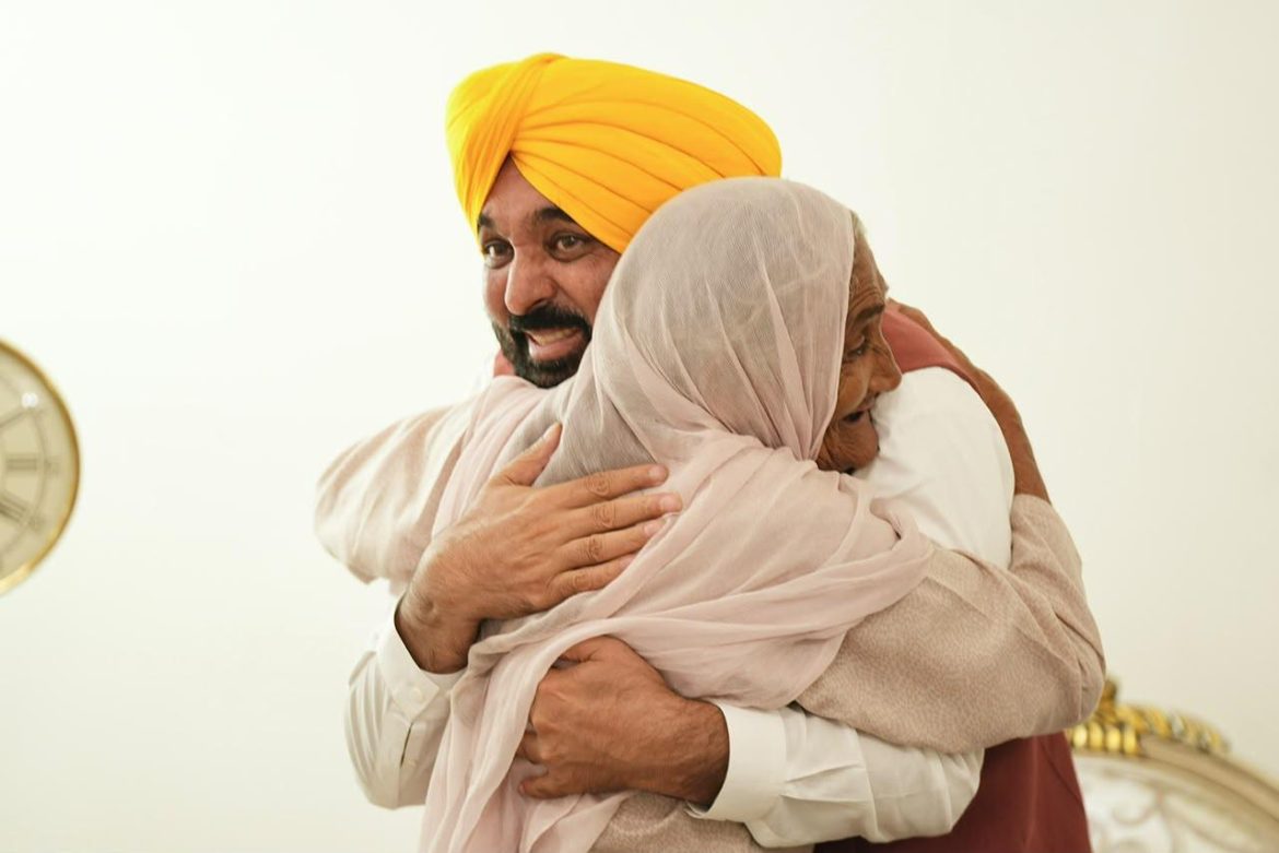 मुख्यमंत्री भगवंत मान: वायरल वीडियो वाली बुजुर्ग बेबे से परिवार समेत मिले CM मान, सूट-फुलकारी और शगन देकर किया सम्मान