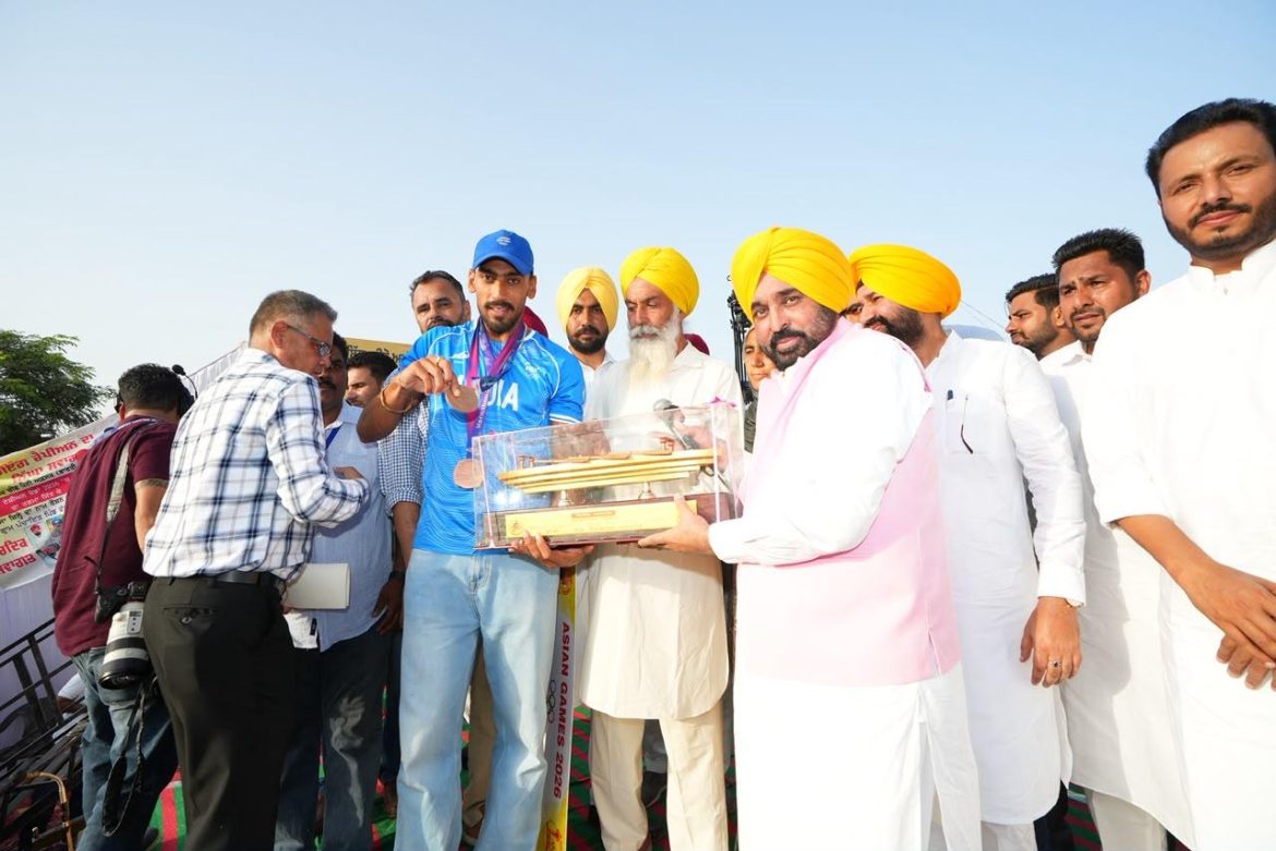 Bhagwant Mann: फत्ता मालोका की लोक मिलनी में सतनाम सिंह को ₹50 लाख का सम्मान, पंचायत को ₹51 लाख की मदद