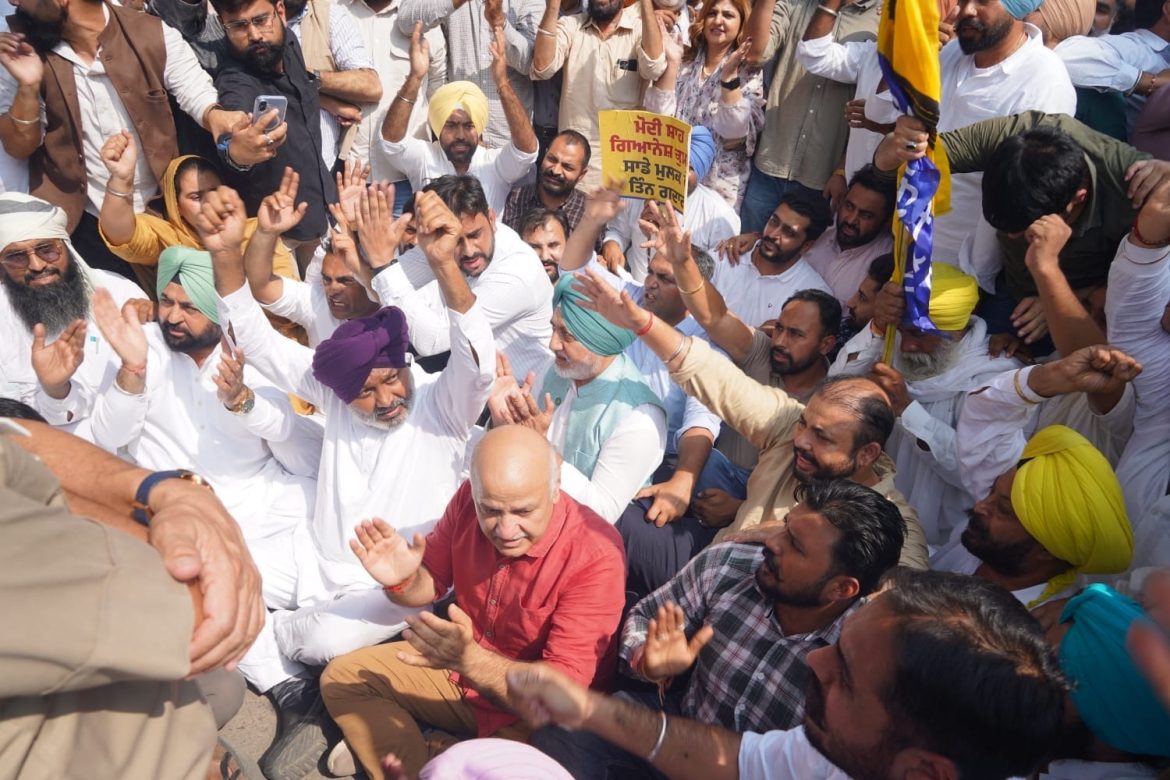 सीजेपी के समर्थन में चंडीगढ़ में युवाओं के प्रदर्शन में शामिल हुई आप, सीईसी ज्ञानेश कुमार के इस्तीफे की मांग