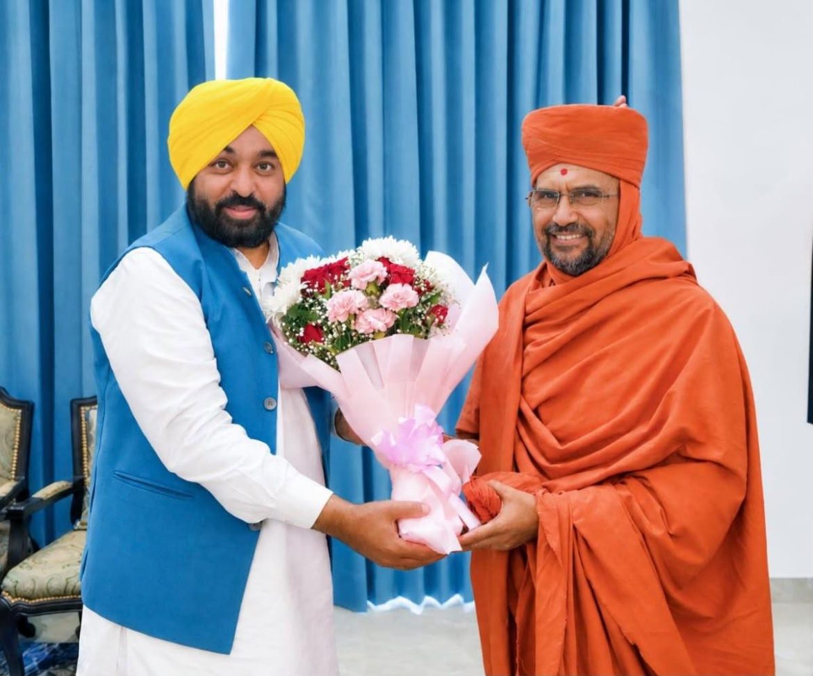 अमृतसर में स्वामी नित्यास्वरूप दास स्वामी से मिले CM भगवंत मान, आशीर्वाद देकर किया सम्मानित