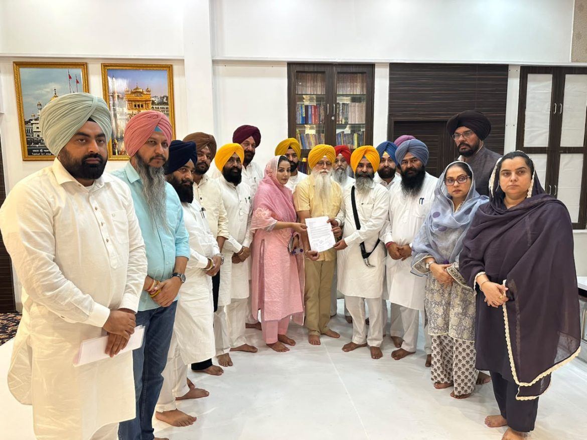 बंगला साहिब विवाद: AAP प्रतिनिधिमंडल श्री अकाल तख्त साहिब पहुंचा, दिल्ली पुलिस पर कार्रवाई की मांग