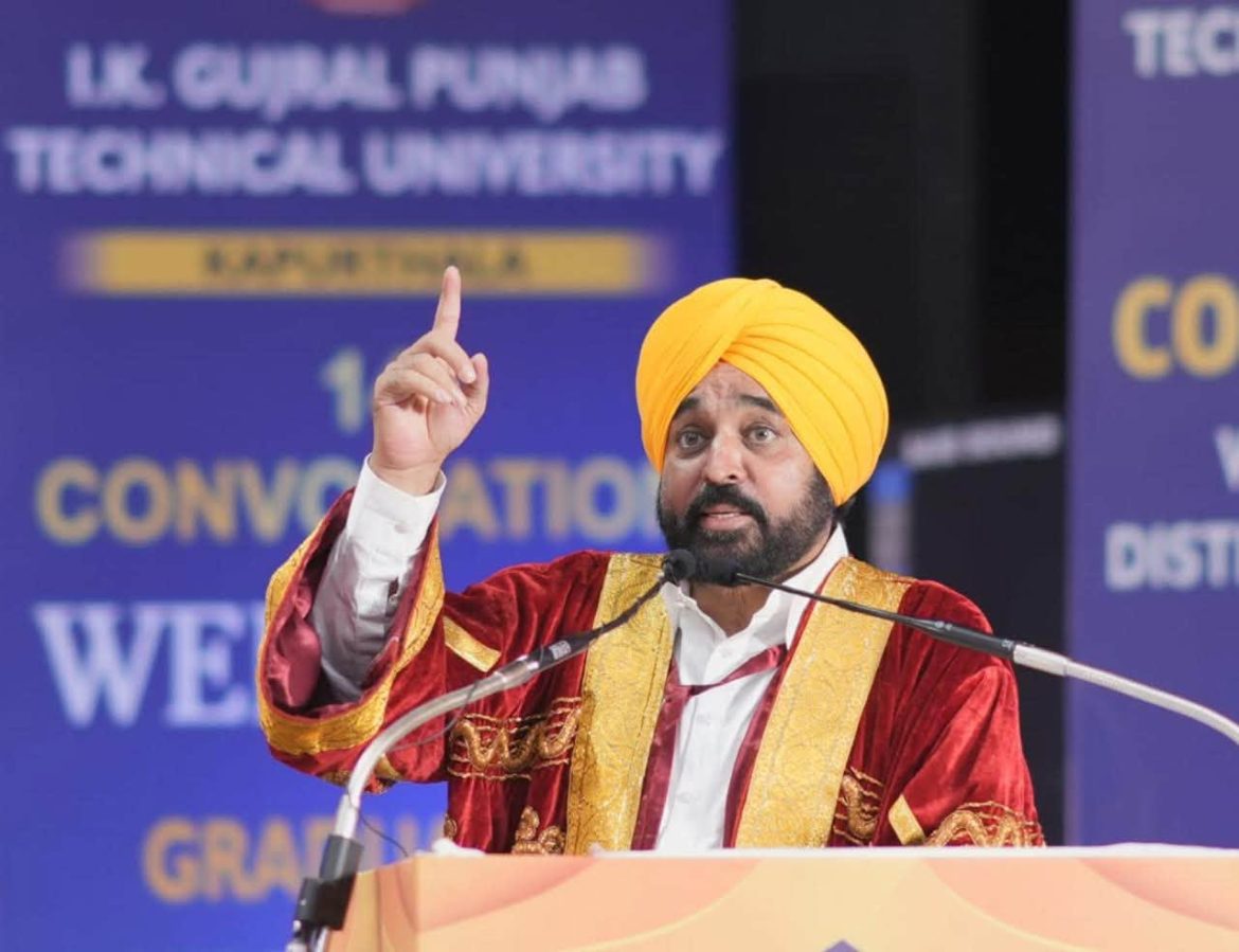 भगवंत मान ने आईके गुजराल पंजाब टेक्निकल यूनिवर्सिटी के दीक्षांत समारोह में बांटी डिग्रियां, छात्रों को दी मेहनत करने की प्रेरणा