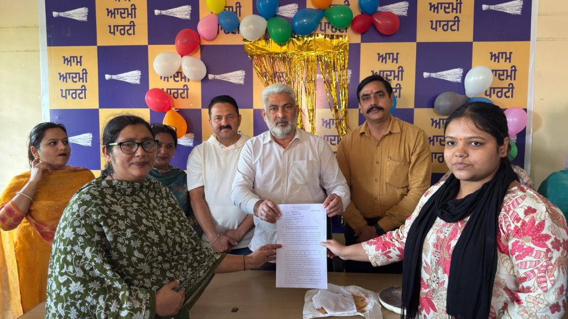 लाल चंद कटारूचक ने 78 आंगनवाड़ी हेल्परों को दिए नियुक्ति पत्र, ईमानदारी से काम करने की दी प्रेरणा