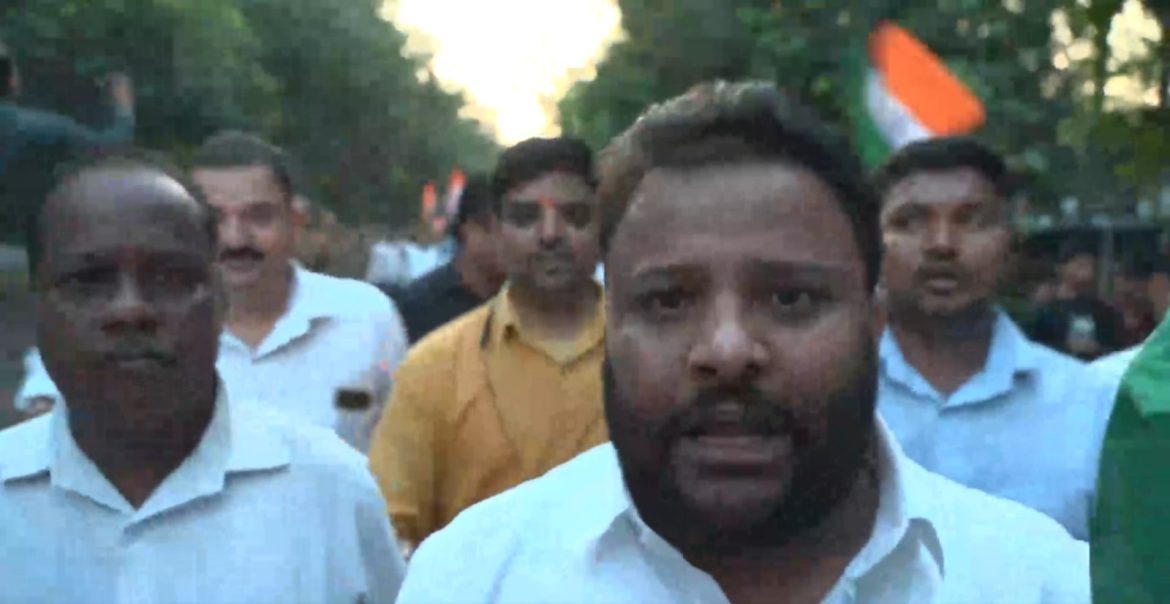 तिरंगा लहराने के लिए सड़कों पर उतरे हजारों लोग, कुलदीप कुमार बोले- मोदी जी, हमें रोक नहीं पाएंगे