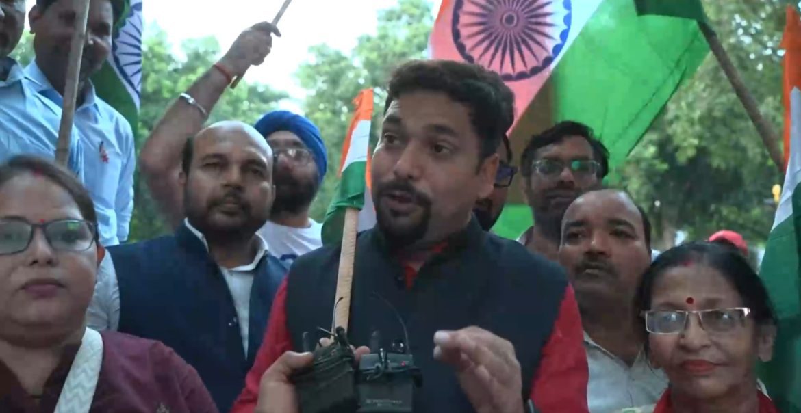 तिरंगा फहराने पर गिरफ्तारी को लेकर AAP नेता संजीव का सवाल, बोले- अपने देश में किसका झंडा लहराएं?