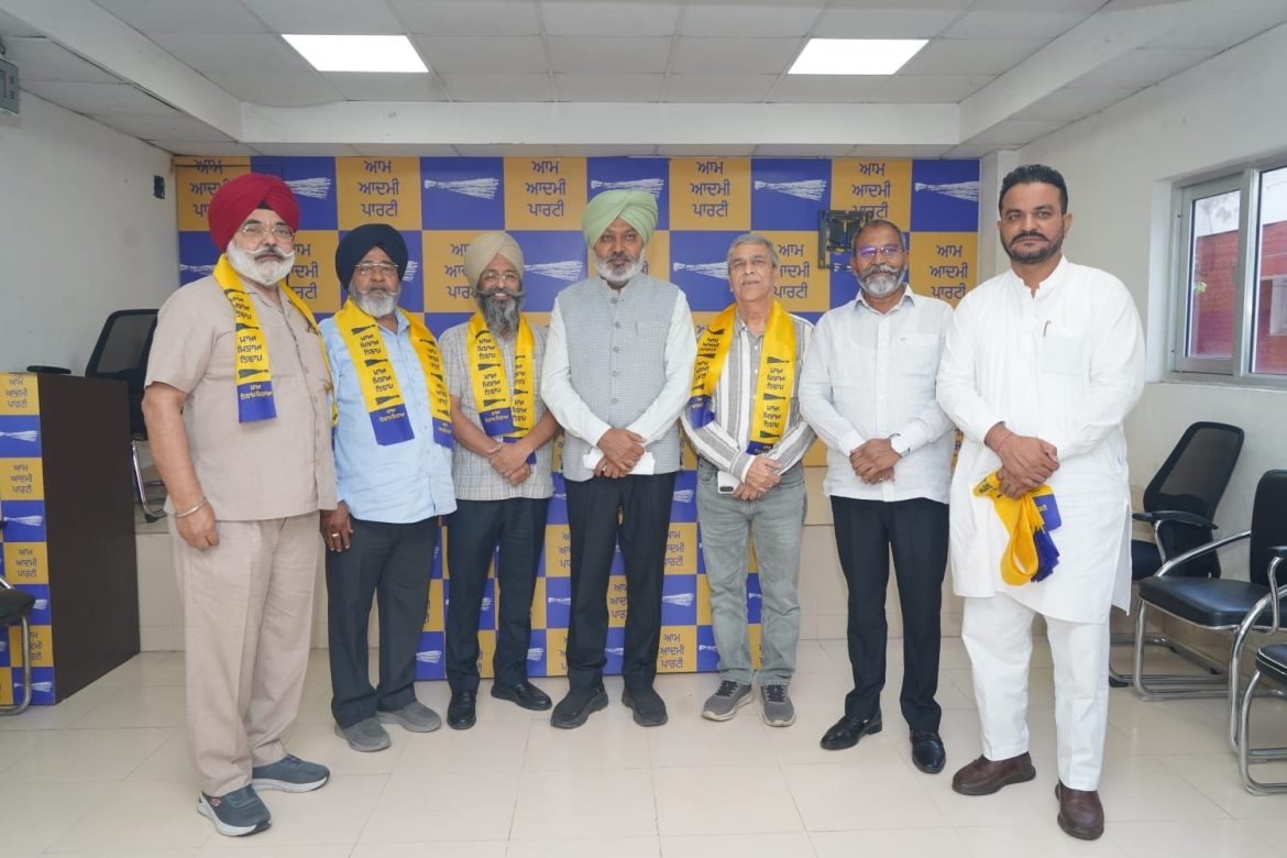पंजाब में मान सरकार के विकास कार्यों से प्रभावित होकर कई प्रमुख हस्तियां AAP में शामिल, हरपाल सिंह चीमा ने किया स्वागत