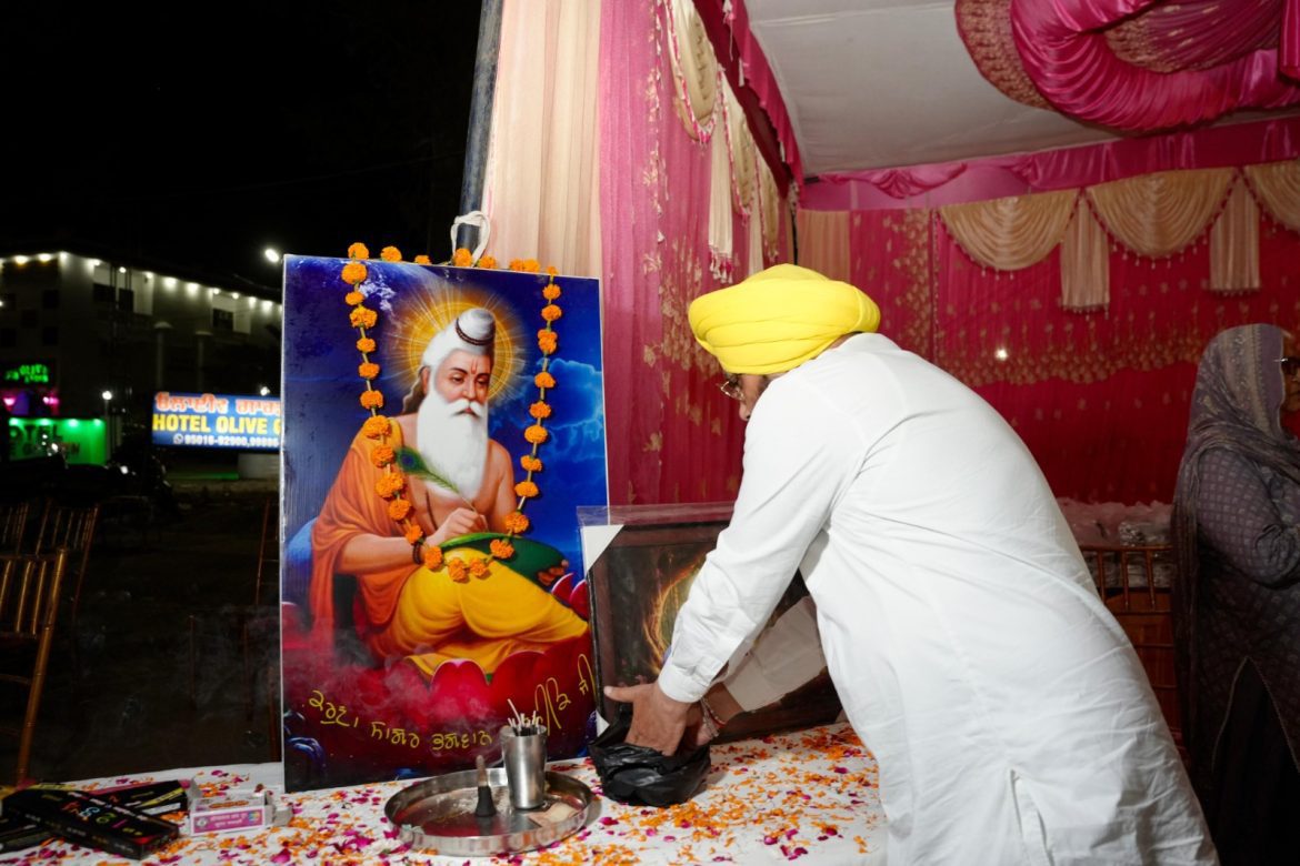 भगवान वाल्मीकि प्रकट दिवस की शोभायात्रा का जंडियाला गुरु में स्वागत, मंत्री हरभजन सिंह ने संतों को किया सम्मानित