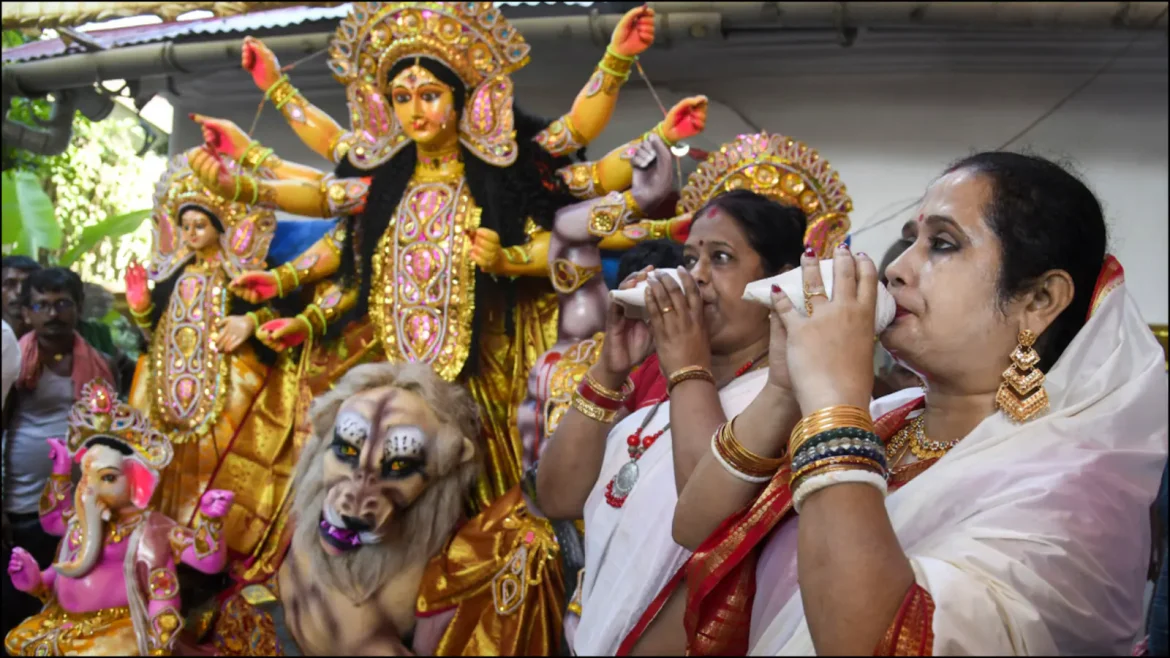 पश्चिम बंगाल में दुर्गा पूजा कारोबार की तस्वीर: मॉल और बड़ी कंपनियों की चांदी, छोटे दुकानदारों की घटी कमाई