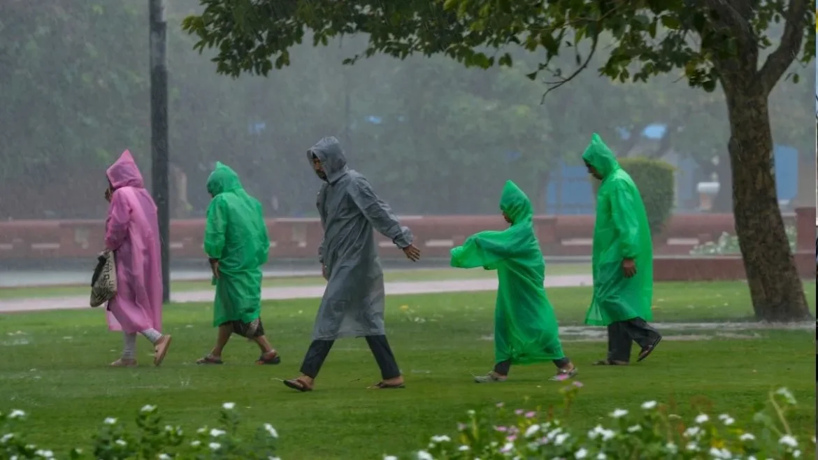 Weather Update: 22 अक्टूबर तक कई राज्यों में भारी बारिश का अलर्ट, पहाड़ों पर बर्फबारी के आसार, जानें दिल्ली का मौसम