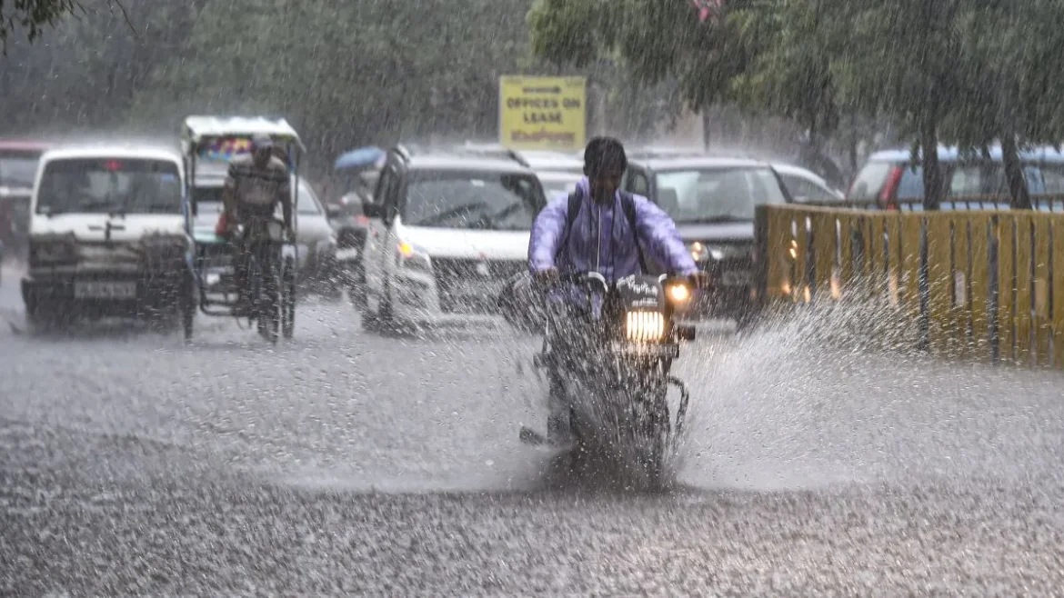 Weather Update: दिल्ली-यूपी में थमा बारिश का दौर, इन राज्यों में आज झमाझम बारिश और 60 KM की रफ्तार से हवाओं का अलर्ट