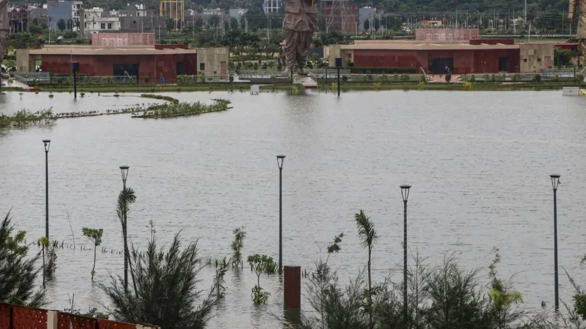 UP-Bihar Flood: मानसून की विदाई के बाद भी क्यों नहीं थम रहा बाढ़ का कहर? 10 नदियां खतरे के निशान से ऊपर
